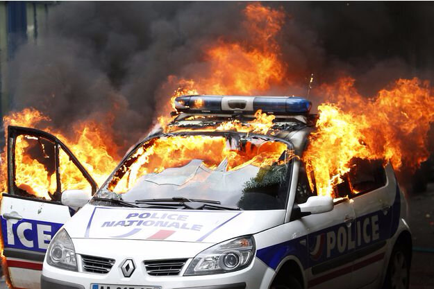 Voiture-de-police-brulee-Manuel-Valls-veut-des-sanctions-implacables