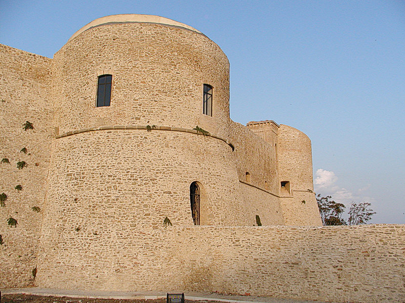 Castello di Ortona (auteur:author Ra Boe, août 2007)