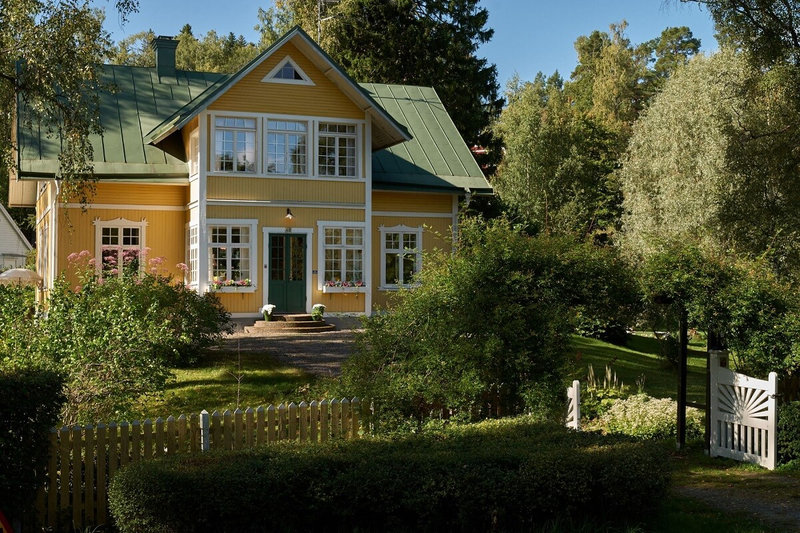 exterior-garden-yellow-swedish-house-nordroom