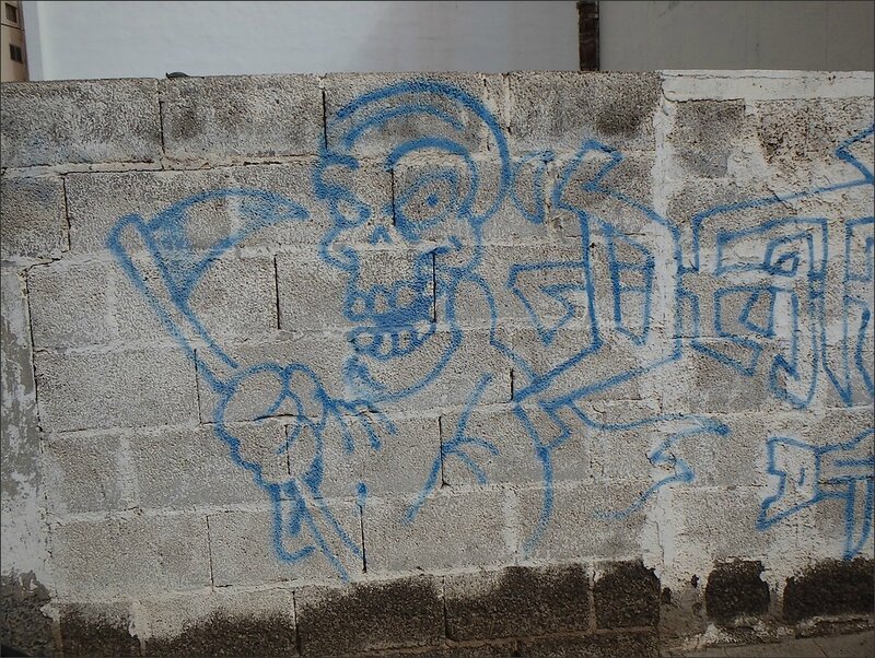 graffiti faucheuse mur agglo