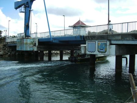 BILD084_THE_BRIDGE_DE_SANDY_GROUND_QUI_OUVRE_SUR_LE_LAGON_SIMPSON_BAY_COTE_FRANCE__MARIGOT_baie_N_ttl__o__se_trouve_le_pont_levant_qui_permet__cot__fran_ais__le_passage_des_bateaux_entre_la_mer__R_solution_de_l__cran_