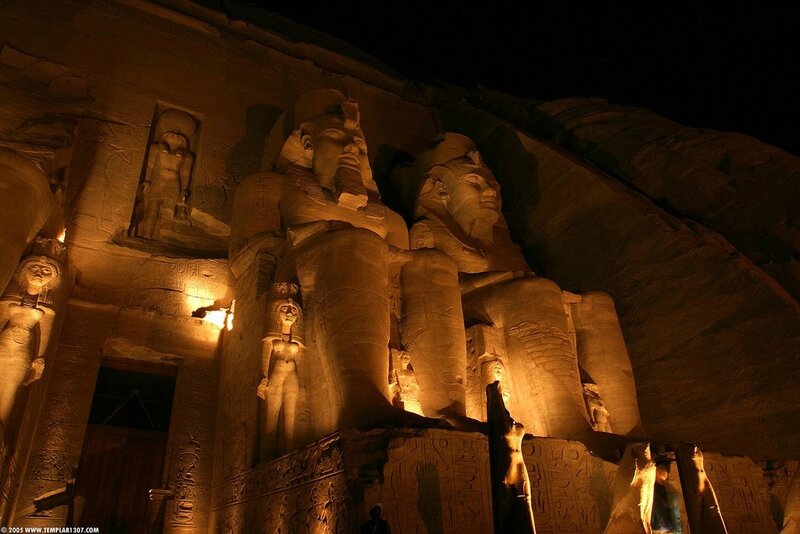 façade du grand temple d'ABOU SIMBEL by sourire d'Egypte