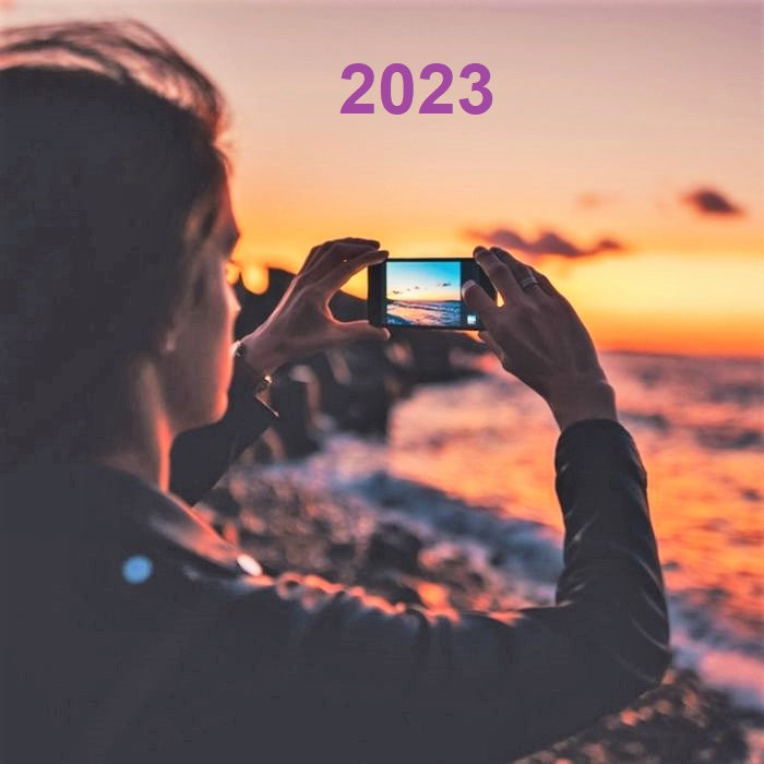 fille-smartphone-coucher-de-soleil-plage-mer-f68c28-0@1