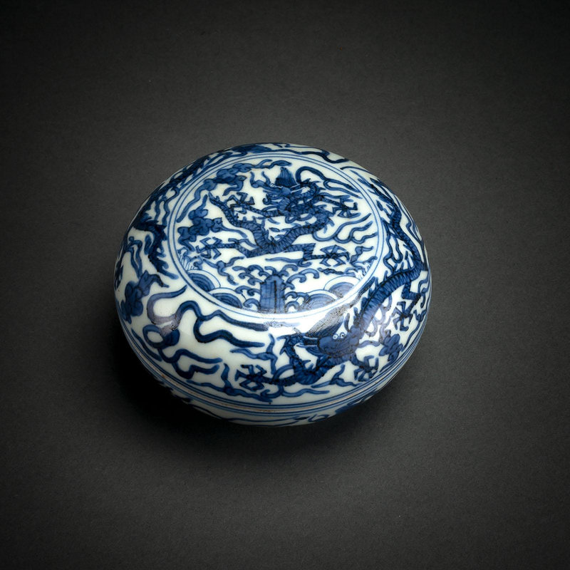 A blue and white dragon box and cover, Underglaze blue six-character mark Wanli and period (1573-1620)