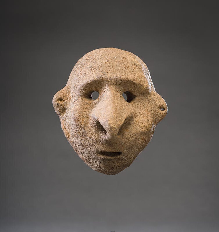Masque préhistorique en argile