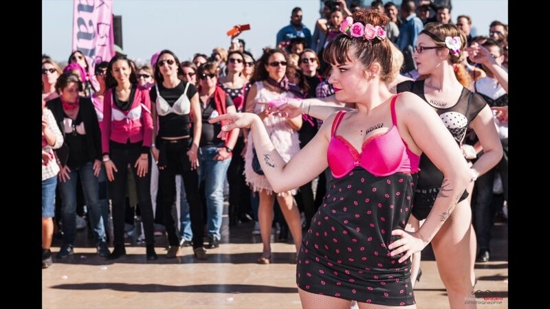 les-danseuses-pink-bra-bazaar