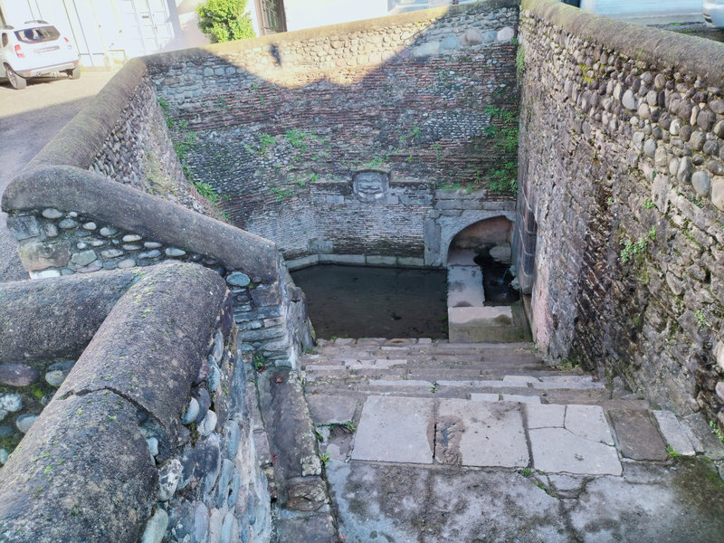 Navarrenx, fontaine militaire (64)