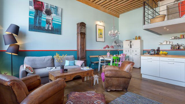 salon-ambiance-mix-match-avec-peinture-bleue-au-mur_5985198
