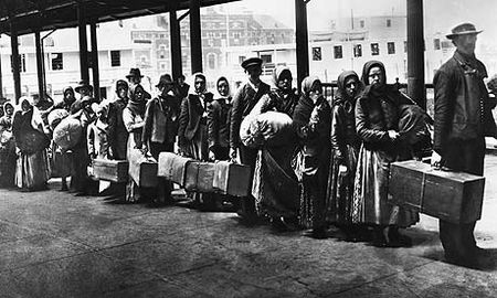 Immigrants_queuing_at_Ell_001