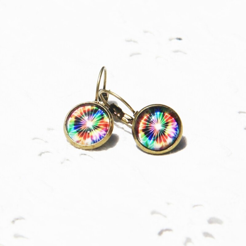 zoe 35 petites boucles d'oreille dormeuses cabochons arc en ciel multicolore bijoux colorés par louise indigo (7)