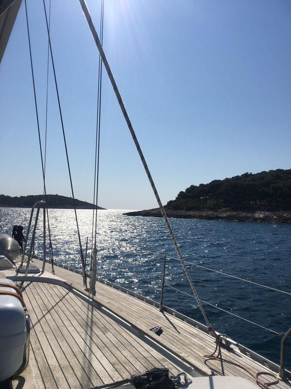 La passe entre Smokvica Vela à droite, et la pointe Rt Movar, 20 mars 2020 (2)