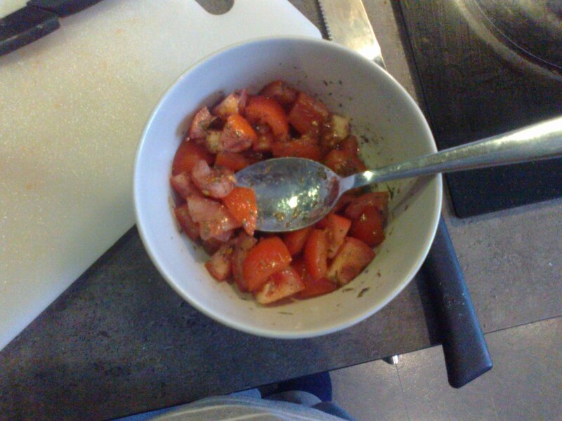 Préparation de dés de tomates et d'aromates