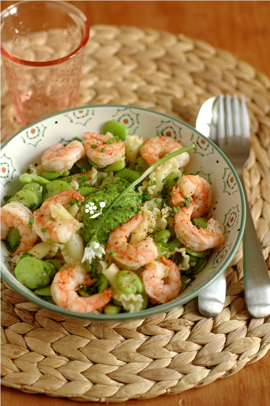 Pâtes, fèves, crevettes, pesto ail des ours et piment d'Espelette