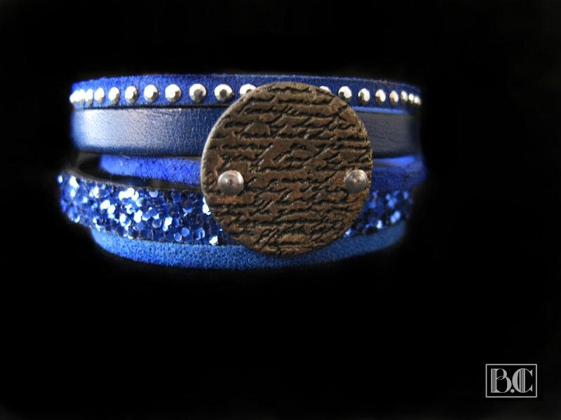Bracelet manchette variation bleu médaillon rond bronze blanc écriture face