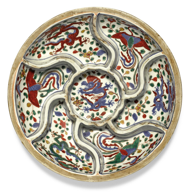 A wucai 'dragon and phoenix' sweetmeat box, Wanli mark and period (1573-1620)