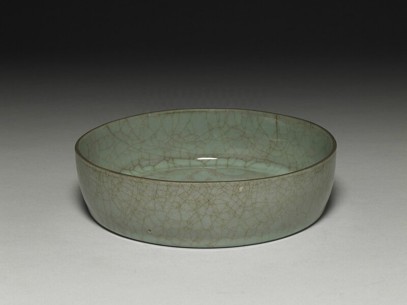 Dish with dragon pattern in celadon glaze, Guan ware, Southern Song Dynasty (12th-13th century)