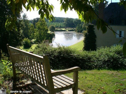 Banc avec vue panoramique sur les jardins de Sansnières (41)