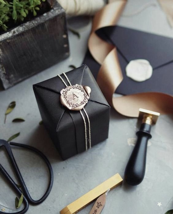 diy_wrap_gift_wax_seal_initial