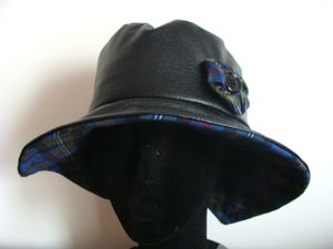 chapeau-pluie-noir-simili-carreau-bleu