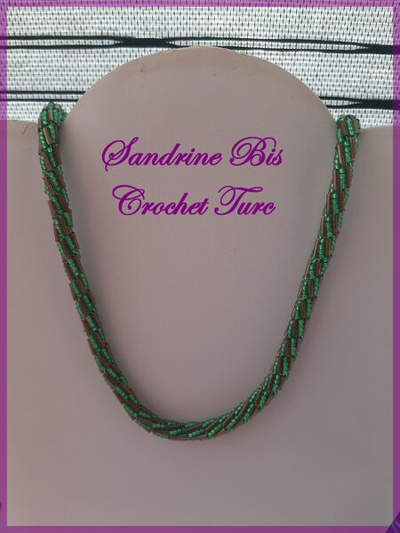 Collier Crochet truc vert et mauve 1