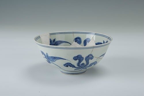 Blue-and-white palace bowl with the design of plants, Chenghua period (1465-1487)