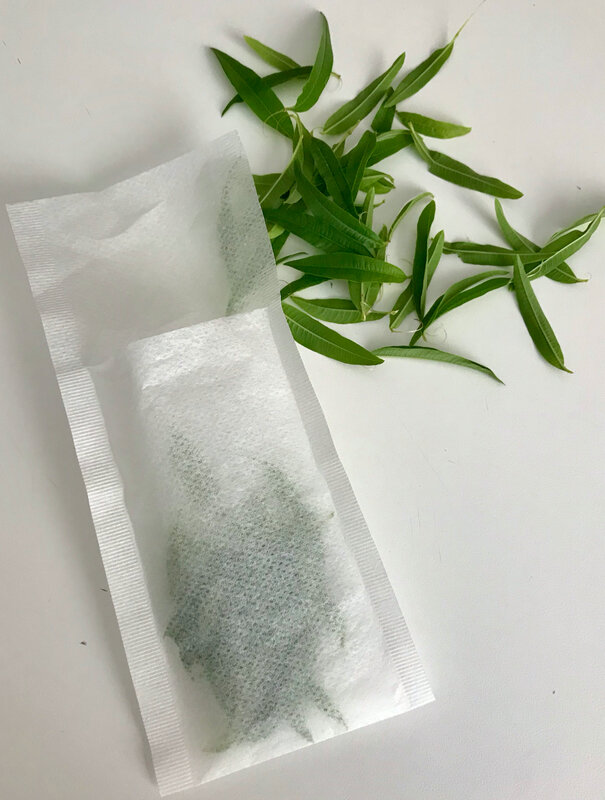 verveine fraîche glissée dans sachet à thé