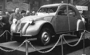 citroen-presente-la-2-cv-au-salon-de-paris-2cv_1948-