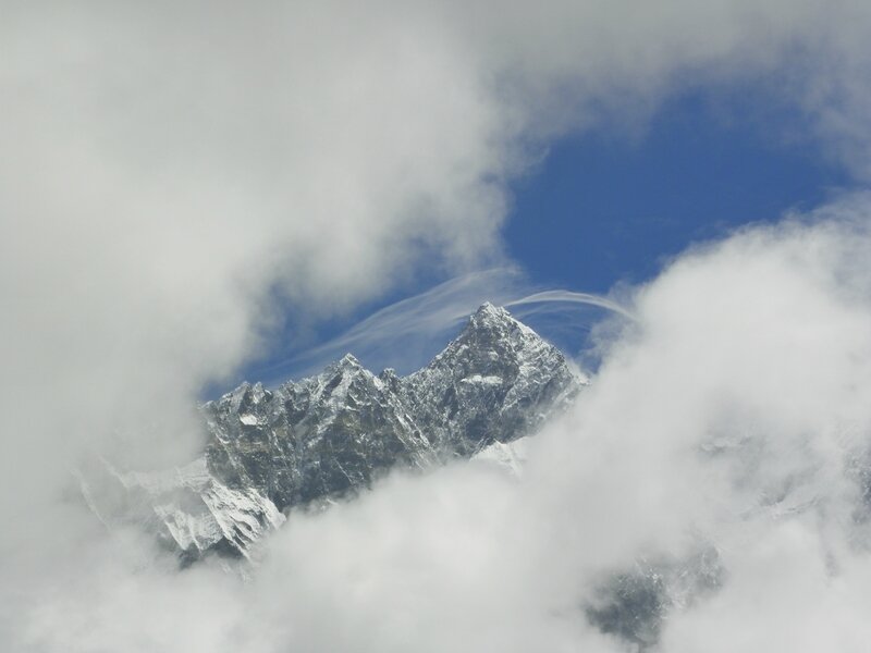Le sommet du Lhotse (8516m) dans les nuages et balayé par les vents violents