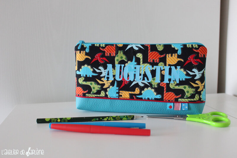 trousse enfant personnalisée bleu et dinosaure