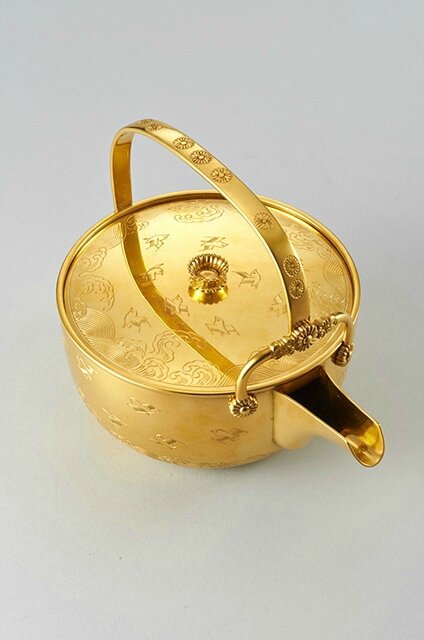 A gold teapot and cover by Nakagawa Joeki