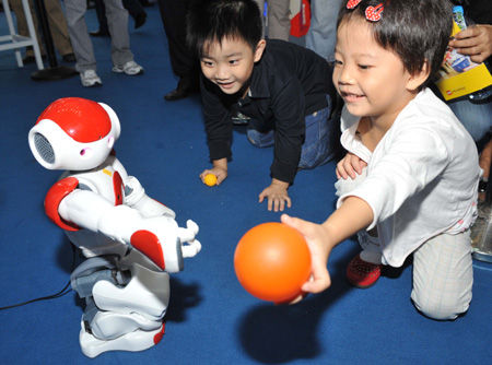 Un_robot_jouant_au_ballon_avec_des_enfants