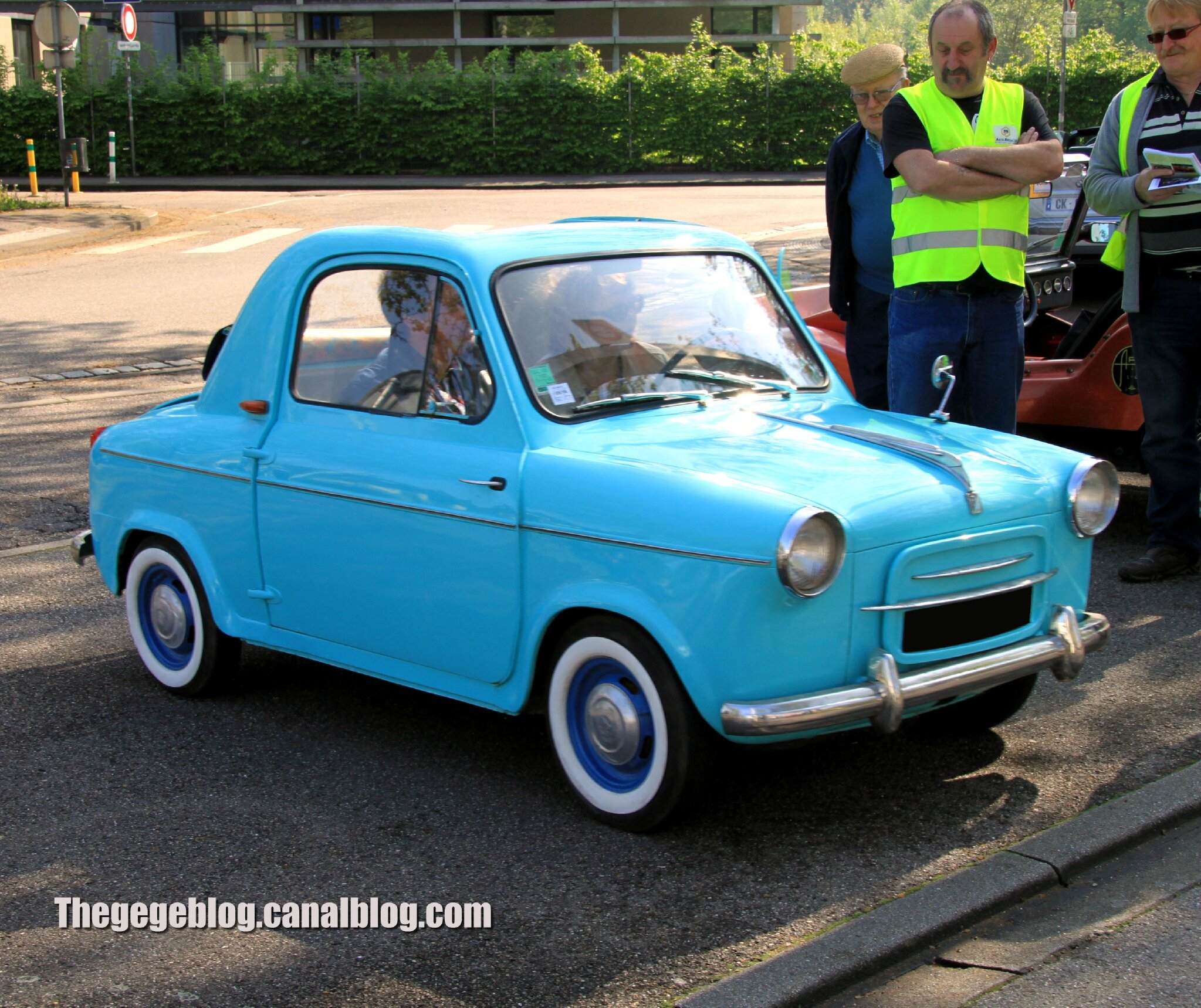 Vespa 400 découvrable (Retrorencard mai 2013) 01
