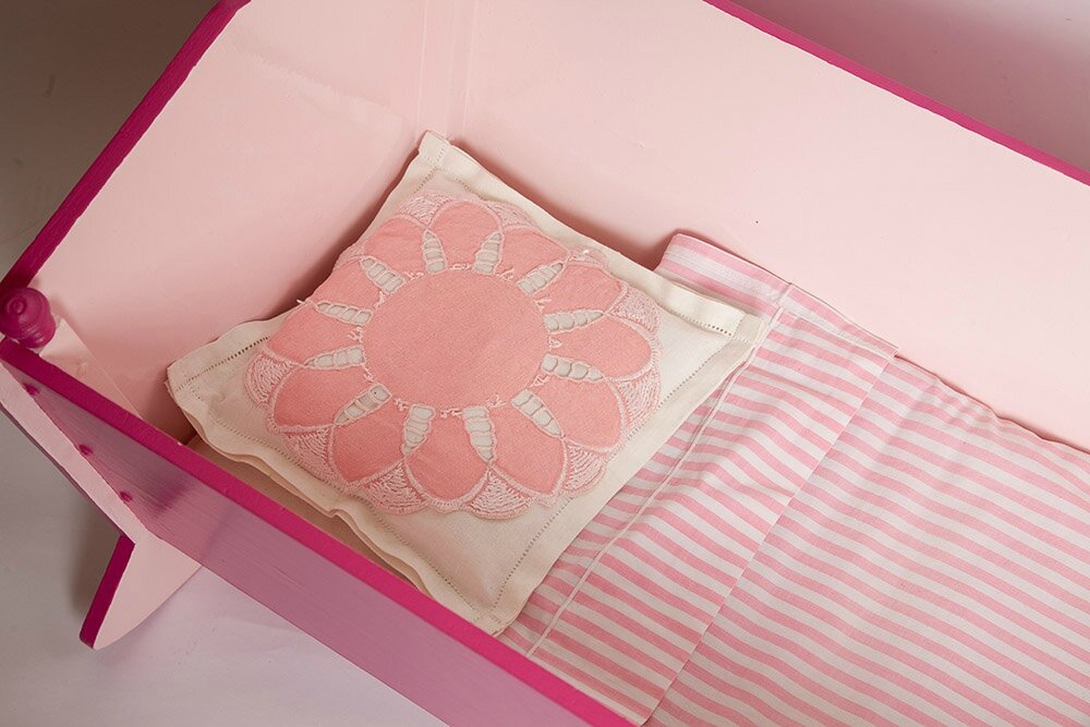 lit de poupée rose
