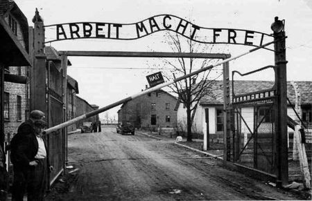 Arbeit macht frei Auschwitz 1945
