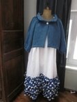 Robe champètre en lin blanc orné de 3 volants de coton bleu à gros pois blancs - Veste BLANCHE en lin facçon jeans fermée par un bouton de nacre (9)