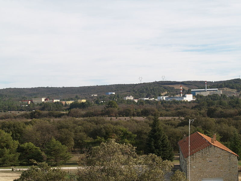 Photo-Le-CEA-vu-du-château-de--Cadarache-mars-2008