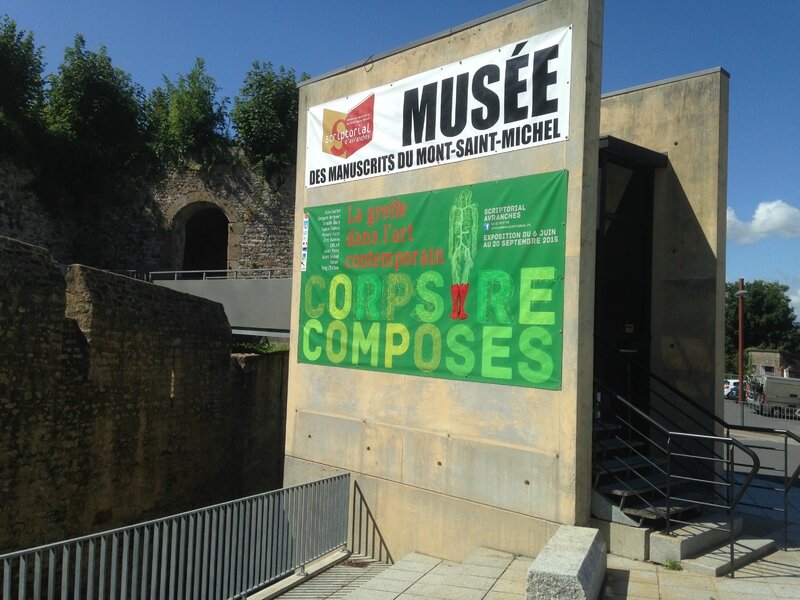 Scriptorial Avranches Musée Manuscrits Mont-Saint-Michel exposition greffe art contemporain
