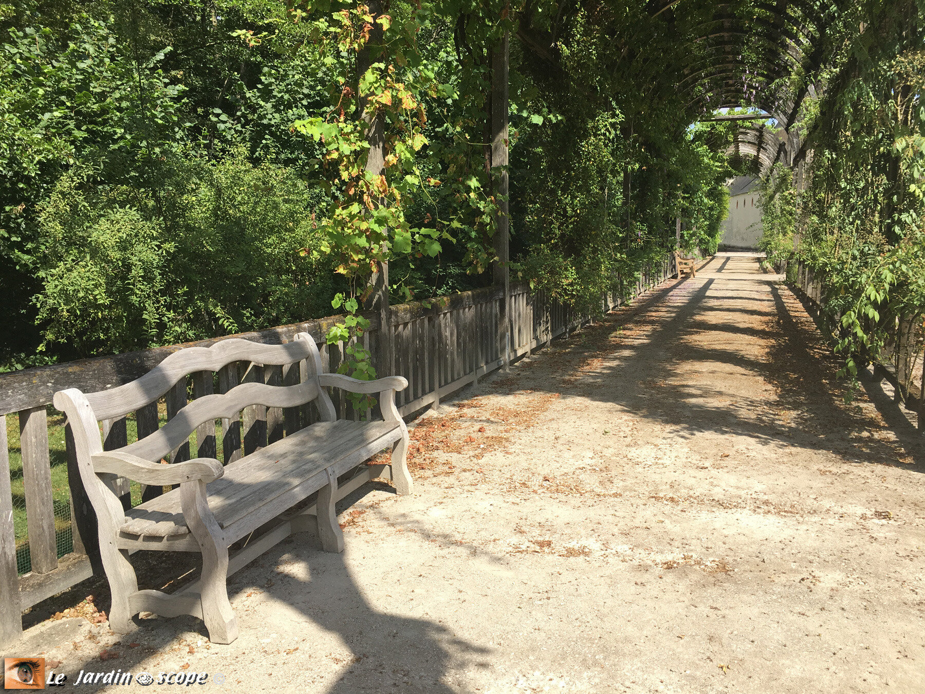 Banc large  sous pergolas à Chamerolles (45)