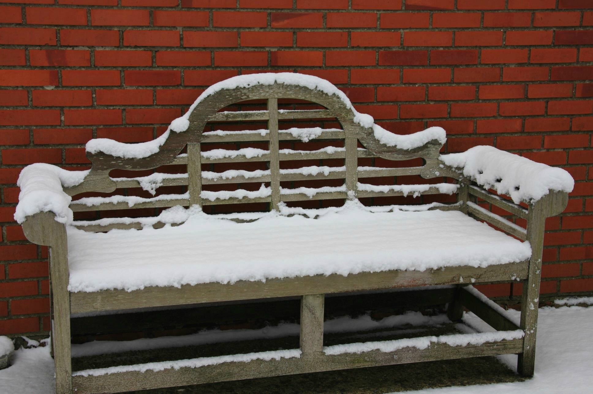 Banc en bois Lutyens sous la neige