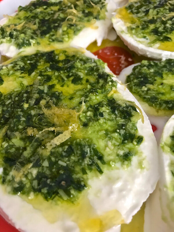 mozzarella di bufala au pesto à l'ail des ours