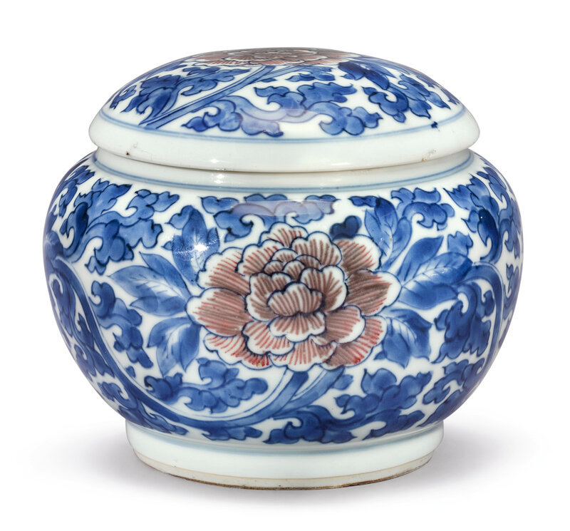 An underglaze blue and copper-red 'Peony' weiqi box and cover, Qing dynasty, Kangxi period (1662-1722)