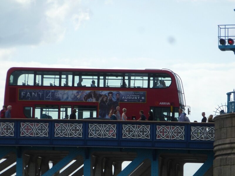 3 Londres Bus sur le Tower bridge