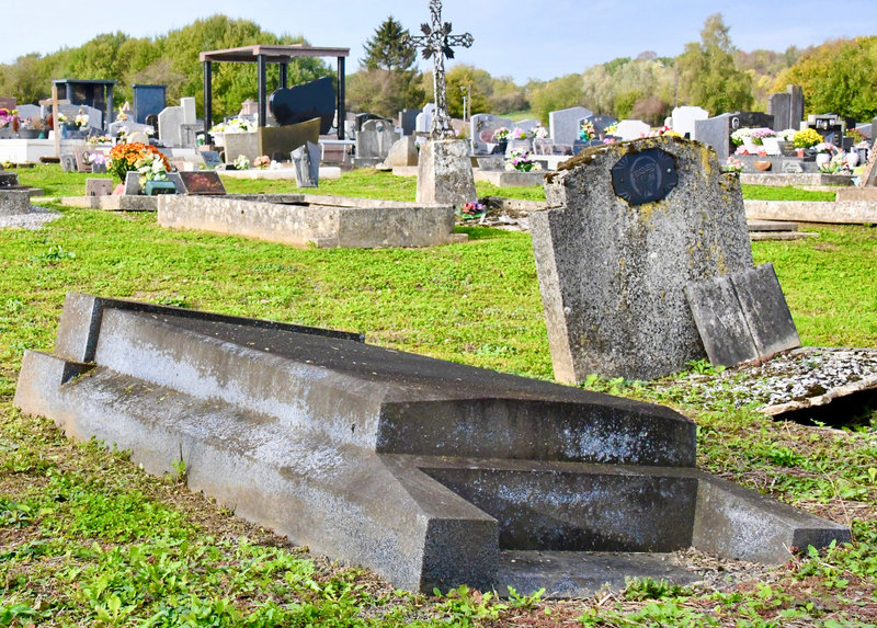 CIMETIÈRE TOUSSAINT 2022 VISITE ÉLUS tombes abandonnées