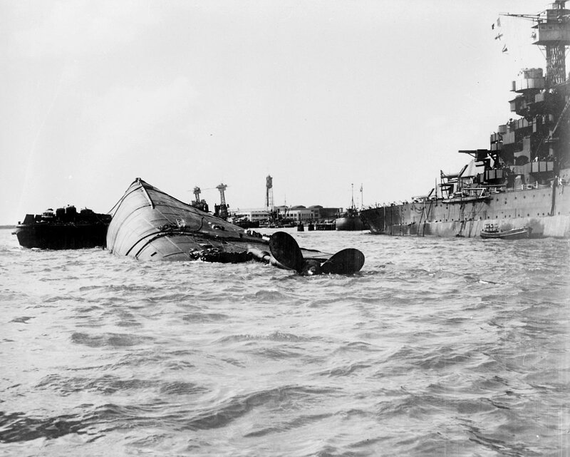 USS_Oklahoma_(BB-37)_capsized_at_Pearl_Harbor_(view_from_aft)