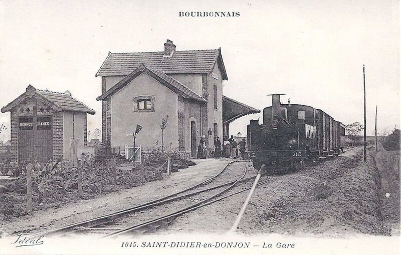 saint-didier-en-donjon-la-gare-et-le-train-tramway