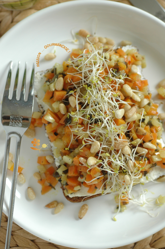 Tartine pain de seigle, fromage frais, brunoise de légumes au tartare d'algues, graines germées, pignons_2