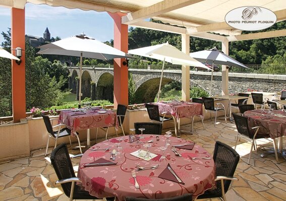 AMBIALET_Hotel_restaurant_du_Pont_la_terrasse_et_le_pont_sur_le_Tarn