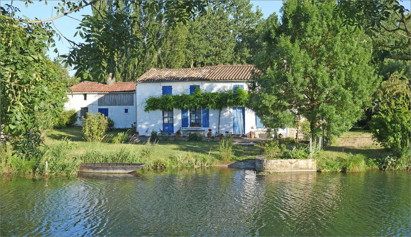 Marais Poitevin maison volets bleus treille 090719