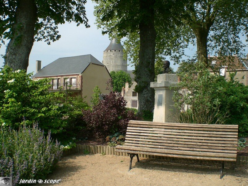 Le jardin de l'Hôtel-Dieu et le château de Chateaudun (28)