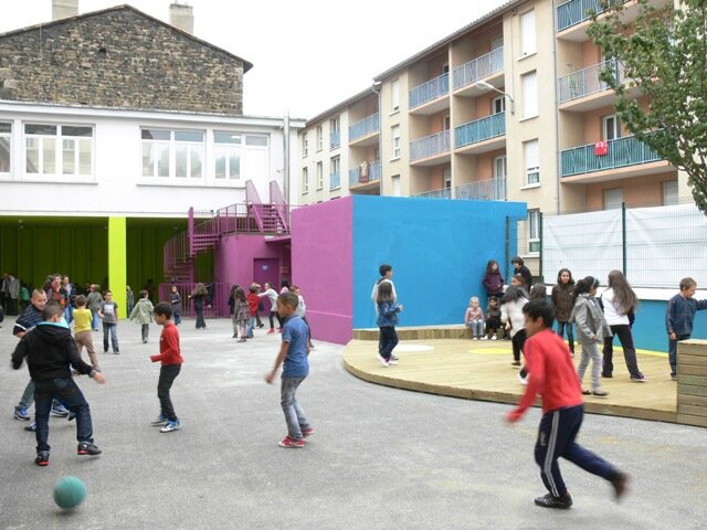 La-cour-de-lécole-des-Francs-Maçons-a-pu-être-rénovée-grâce-au-projet-design-Je-participe-à-la-rénovation-de-mon-école